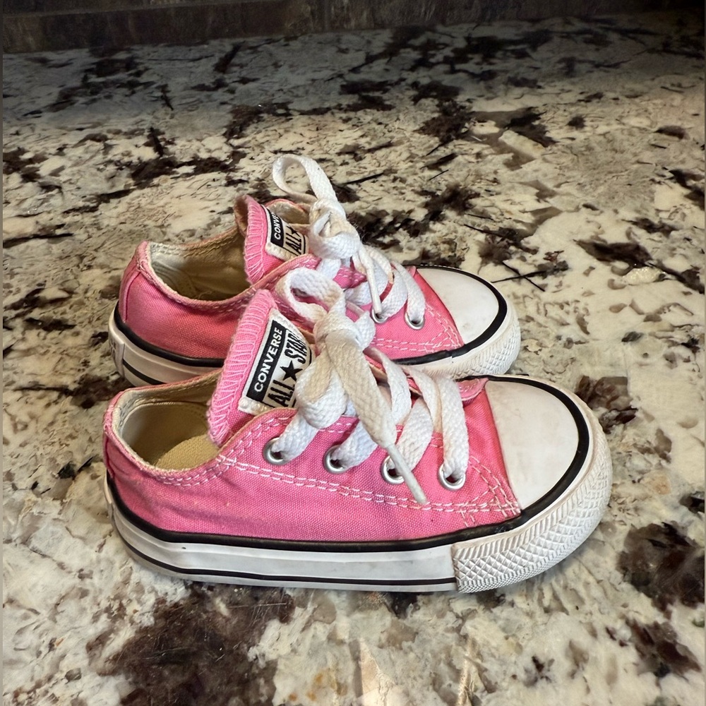 Toddler pink converse